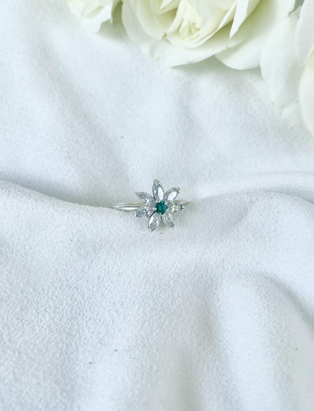 Bague fleurs sertie de diamants en or