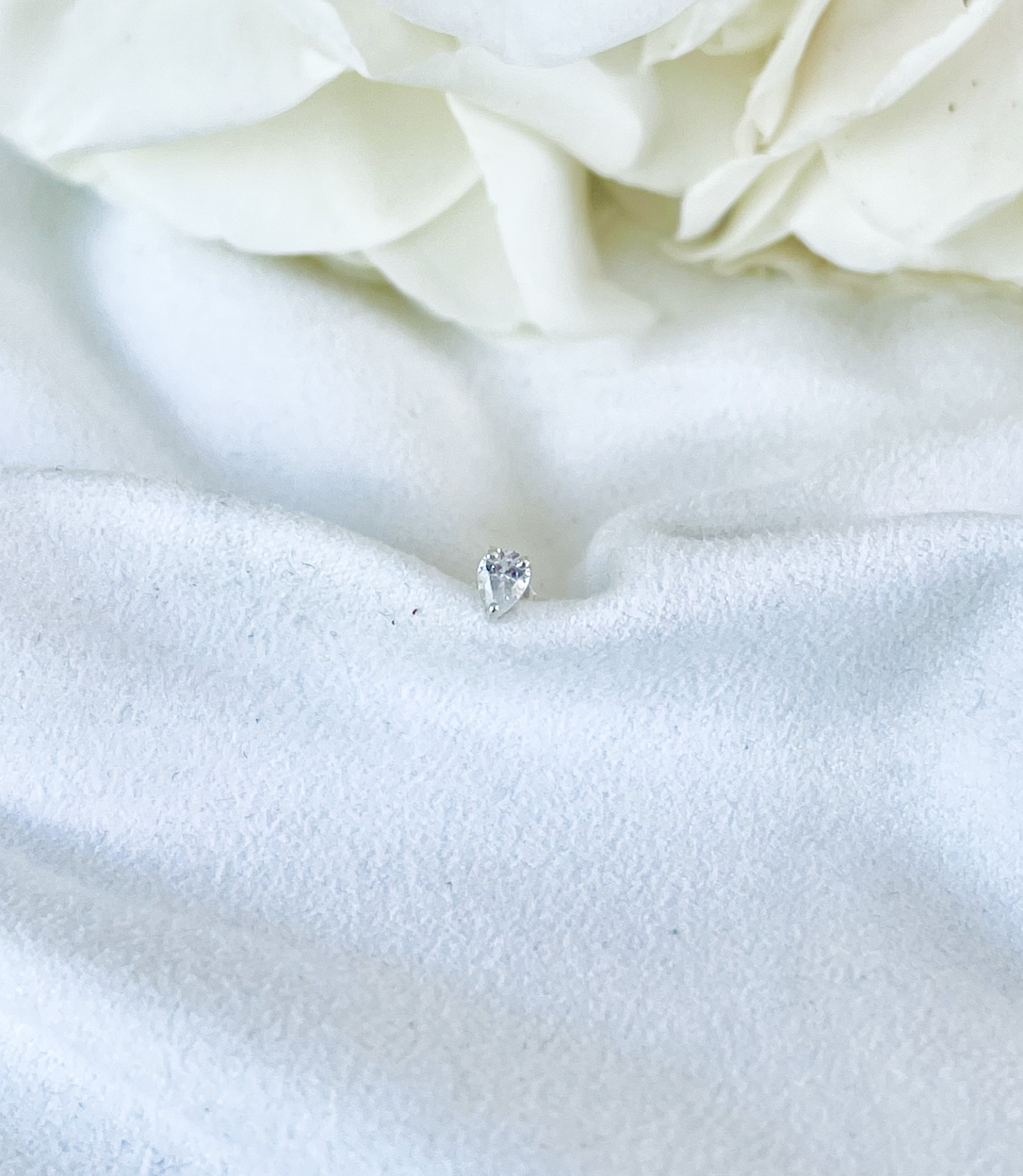 puce d'oreille sertie d'un diamant en or